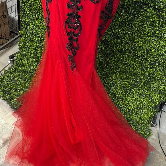 Elegant Red and Black Evening Gown Size 15 16 - Picture 15 of 17